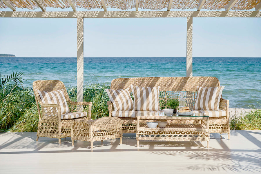 Natúr színű, műrattan kerti zsámoly.