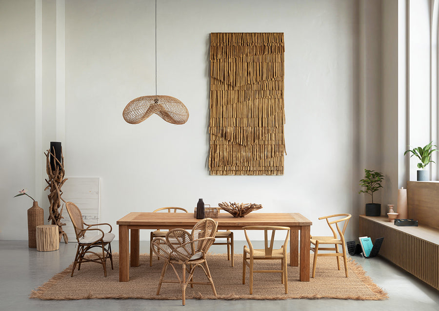 Mediterrán hangulatú nappali étkező, rattan és fa bútorokkal kiegészítve.