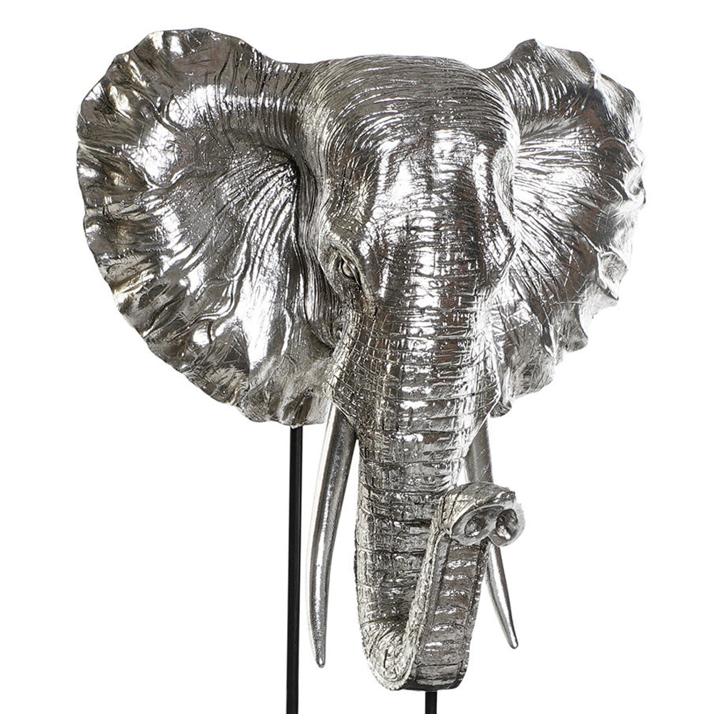 Ezüstszínű elefánt figura, fekete talapzaton.
