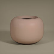 ELEMENTAL SPHERE LOW XS púderpink fiberglass kaspó elegáns matt felülettel stúdió környezetben