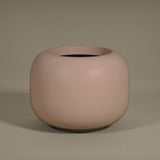 ELEMENTAL SPHERE LOW XS púderpink fiberglass kaspó elegáns matt felülettel stúdió környezetben