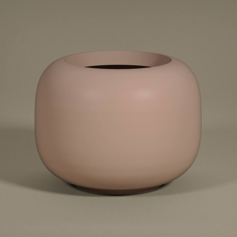 ELEMENTAL SPHERE LOW S púderpink fiberglass kaspó elegáns matt felülettel stúdió környezetben