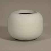 Selyemfehér ELEMENTAL SPHERE LOW M fiberglass kaspó elegáns matt felülettel