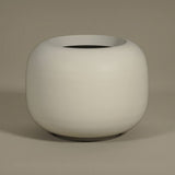 Selyemfehér ELEMENTAL SPHERE LOW M fiberglass kaspó elegáns matt felülettel