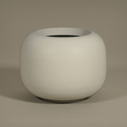 ELEMENTAL SPHERE LOW S selyemfehér fiberglass kaspó modern minimalista megjelenéssel