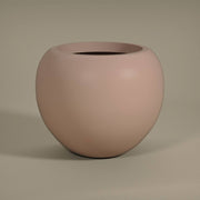 Púderpink ELEMENTAL STREAM S fiberglass kaspó matt felülettel és organikus formavilággal