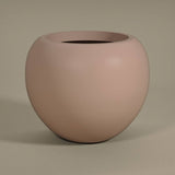 Púderpink ELEMENTAL STREAM M fiberglass kaspó matt felülettel és organikus formavilággal