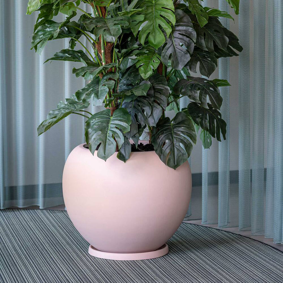 Púderpink ELEMENTAL STREAM design kaspó nagy méretű növénnyel modern enteriőrben