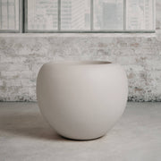 Selyemfehér ELEMENTAL STREAM fiberglass kaspó modern loft stílusú térben