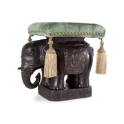 Luxus ülőke szögből fotózva – elegáns zöld bársony és selyem bojt díszítés.