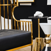 Aranyszínű, kalitka formájú design kanapé.