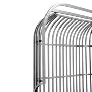 Ezüstszínű, kalitka formájú design kanapé.