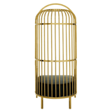 Aranyszínű, kalitka formájú design fotel.
