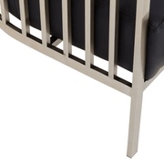 Ezüstszínű, kalitka formájú design fotel.