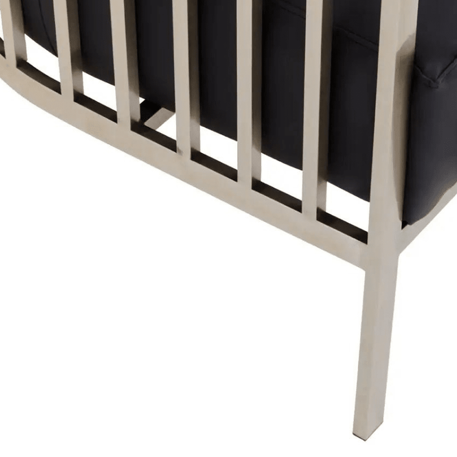 Ezüstszínű, kalitka formájú design fotel.