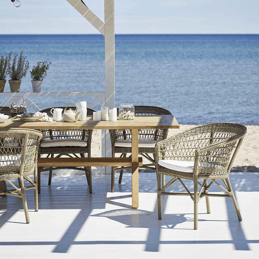 Antikszürke színű, műrattan kerti karosszék.