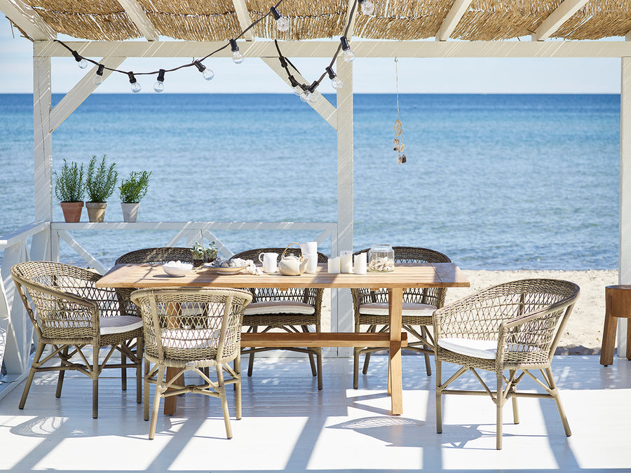 Antikszürke színű, műrattan kerti karosszék.