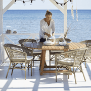 Antikszürke színű, műrattan kerti karosszék.