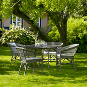 Antikszürke színű, műrattan kerti karosszék.