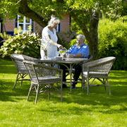 Antikszürke színű, műrattan kerti karosszék.