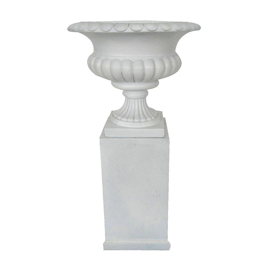 Fehér kaspó tál posztamensre helyezve, klasszikus dekorációs elrendezésben.