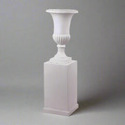 ENGLAND antik fehér posztamens 60 cm magas, klasszikus kaspóval kiegészítve stúdiófotón.