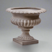 Antik homokszínű, széles peremű, klasszikus tál formájú kaspó műgyantából, díszes talapzaton, szürke stúdió hátér előtt.