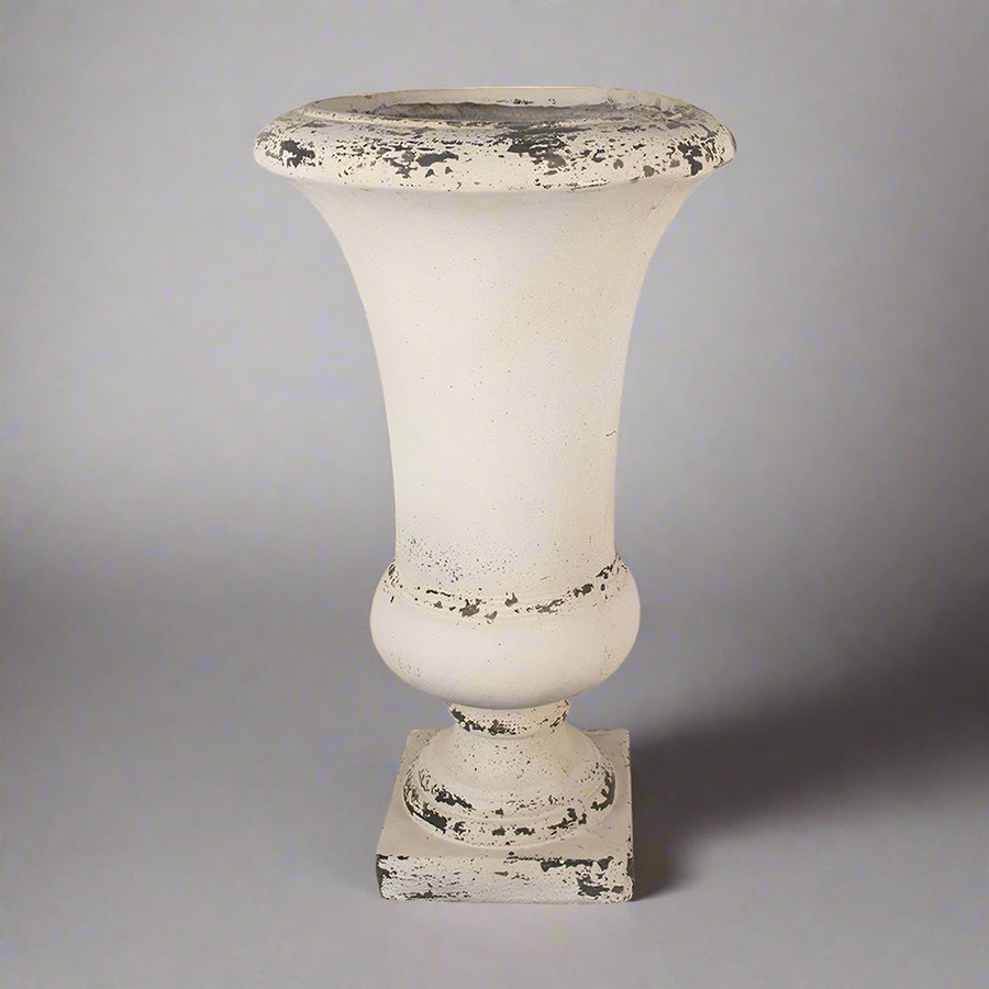 Teljes alakos kép az England kollekció Shabby Chic kaspójáról vintage hangulatban