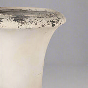 Antikolt kaspó részletgazdag peremmel, közelről fotózva