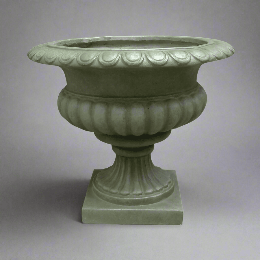 Antik zöld, barokk stílusú kaspótál, 55 cm átmérővel, műgyanta anyagból, szürke stúdió háttér előtt.