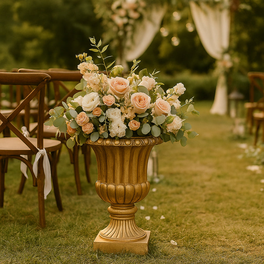 Dekoratív arany kaspó virágkompozícióval kültéri esküvői helyszínen