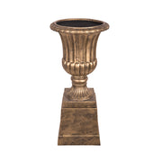 England aranyszínű kaspó posztamenssel – stúdiófotó