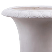 England kaspó széles peremének részlete, finom díszítéssel