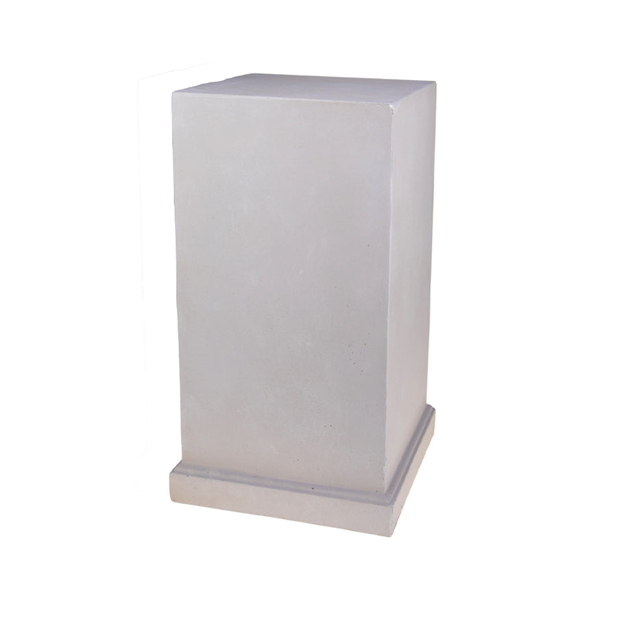 Homokszínű, 60 cm magas posztamens az England kollekcióból, műgyanta kivitelben.