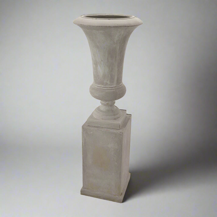 England kollekció homokszínű kaspó talpas posztamensen, kültéri és beltéri elhelyezésre is alkalmas.