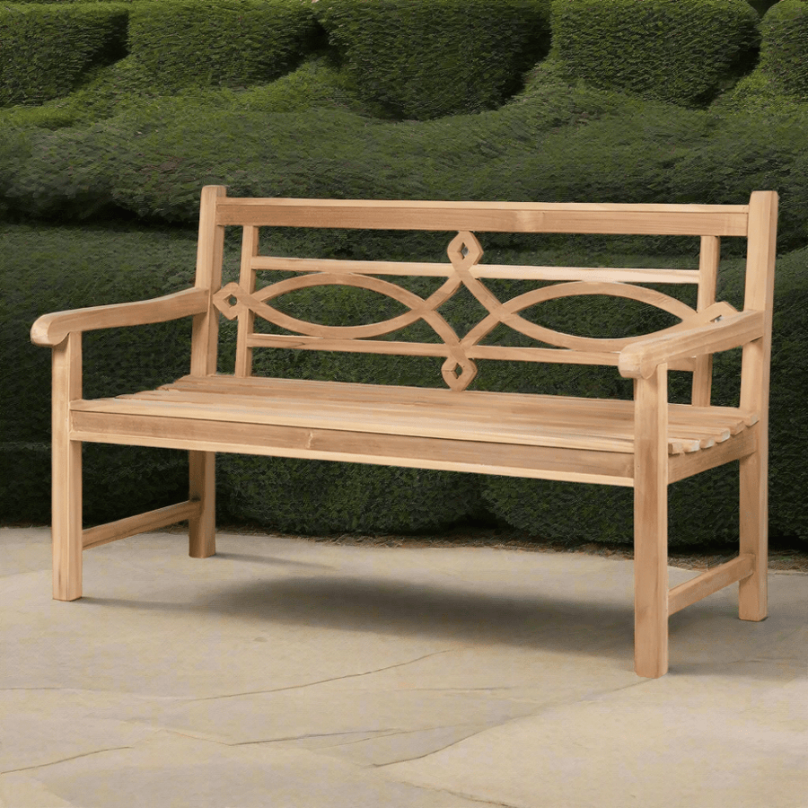 Teakfa kerti pad dús növényzet előtt.