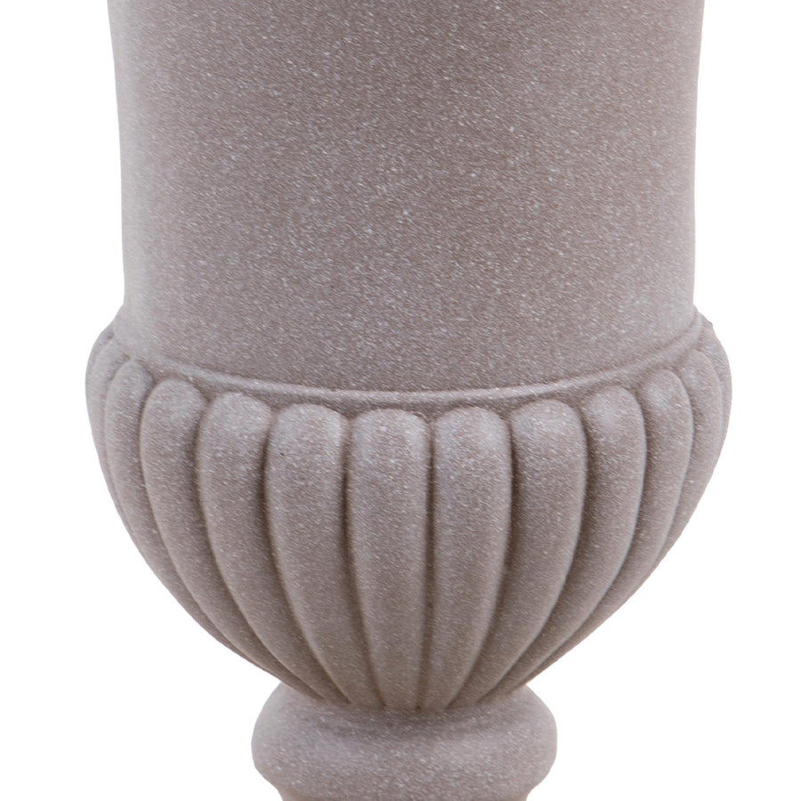 Taupe színű, klasszikus formavilágú, talpas nagy kaspó.