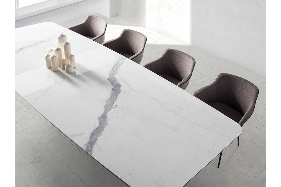 Szürke színű szövettel kárpitozott, acél szerkezetű, formatervezett dizájn étkezőszék.