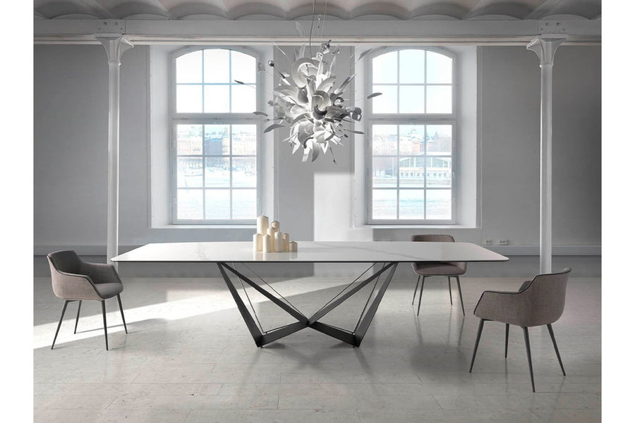 Szürke színű szövettel kárpitozott, acél szerkezetű, formatervezett dizájn étkezőszék.