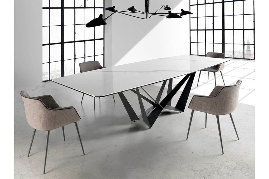 Szürke színű szövettel kárpitozott, acél szerkezetű, formatervezett dizájn étkezőszék.