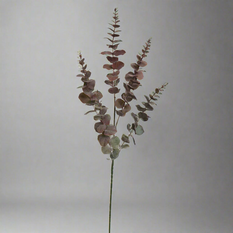 A teljes 95 cm magas mű eukaliptusz ág szürke háttér előtt, álló elrendezésben.