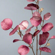 Fuksziaszínű, mű eukaliptusz ág.