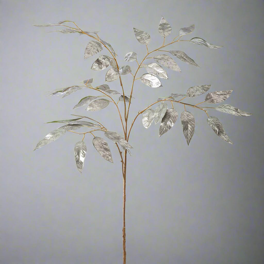 Fényes felületű, ezüstszínű,, mű eukaliptusz ág.