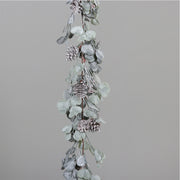 Deres hatású, 130 cm hosszú eukaliptusz mix mű girland fenyőtoboz díszítéssel, rusztikus hangulatban.