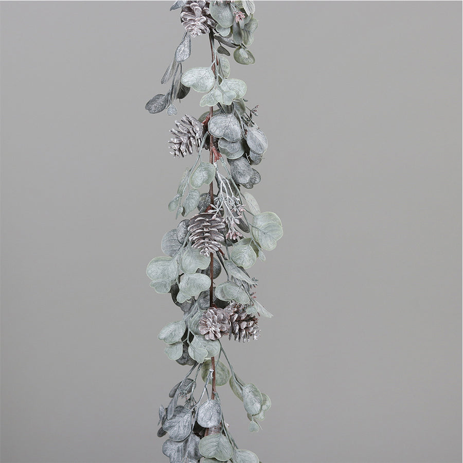 Deres hatású, 130 cm hosszú eukaliptusz mix mű girland fenyőtoboz díszítéssel, rusztikus hangulatban.