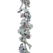 Eukaliptusz mix mű girland 130 cm hosszú, deres hatású levelekkel és fenyőtobozokkal díszítve.