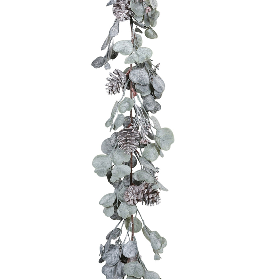 Eukaliptusz mix mű girland 130 cm hosszú, deres hatású levelekkel és fenyőtobozokkal díszítve.