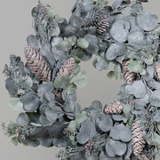 Élethű mű eukaliptusz koszorú különböző levélméretekkel és natúr tobozokkal, deres felülettel.