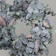 Rusztikus stílusú, deres mű eukaliptusz koszorú Ø 45 cm, fenyőtobozokkal és dús levélzettel.