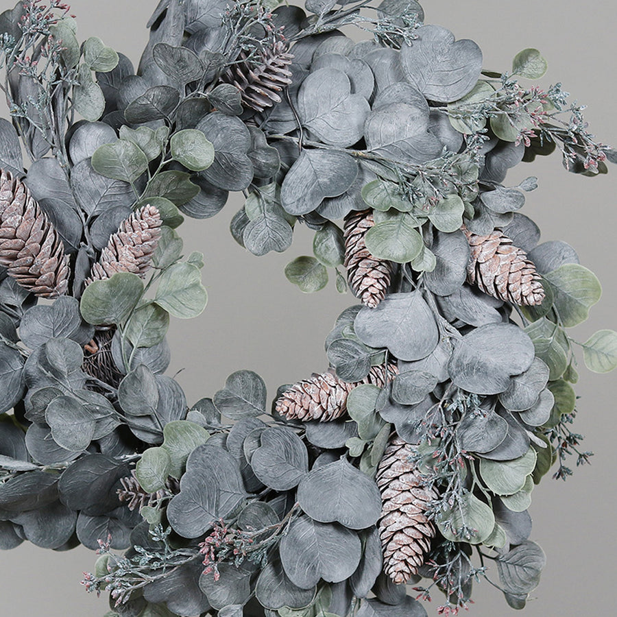 Rusztikus stílusú, deres mű eukaliptusz koszorú Ø 45 cm, fenyőtobozokkal és dús levélzettel.